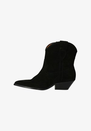 Zwarte suède cowboylaars met een spitse neus, stevige hak en zijhandvatten, met subtiele stikselaccenten langs de schacht.