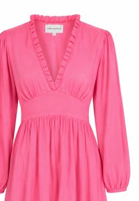 Robe rose vif à manches longues avec un profond décolleté en V, bordure à volants, taille cintrée et jupe froncée.