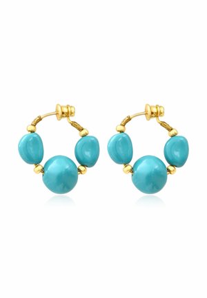 Boucles d'oreilles créoles en or avec trois perles turquoise polies chacune, deux perles plus petites et une plus grande au centre.