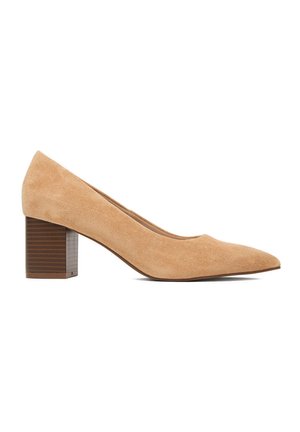 Zapato de salón de ante beige para mujer, con punta puntiaguda y tacón cuadrado, con una textura de madera apilada en el tacón.