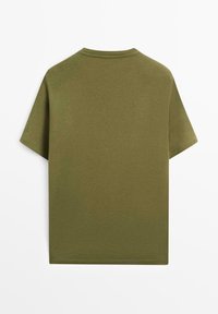 Ensfarvet olivengrøn T-shirt med korte ærmer og rund hals, vist bagfra på en hvid baggrund.