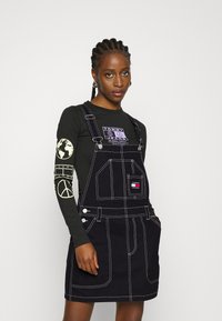 Tommy Jeans STITCH DUNGAREE DRESS - Jeansklänning - black