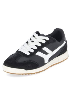 Zwart-witte casual sneaker met witte veters, wit zijdelings ontwerp, gevoerde kraag en lichtbruine profielzool.