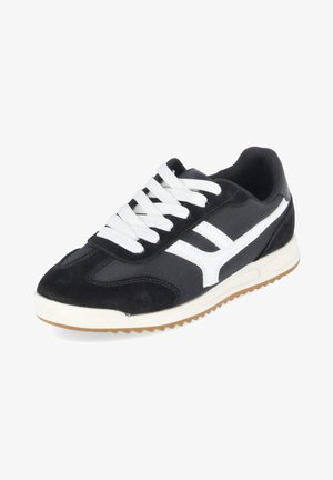 Zapatilla casual en blanco y negro con cordones blancos, diseño lateral blanco, cuello acolchado y suela estriada marrón claro.