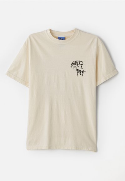 Kreemivärvi puuvillane T-särk lühikeste varrukatega, millel on must graafiline tekst ja illustratsioon vasakul rinnapiirkonnas.