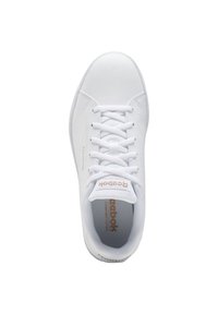 Chaussure de sport blanche avec une tige synthétique lisse, un bout rond, un lacage et des accents dorés subtils sur la marque et la languette.