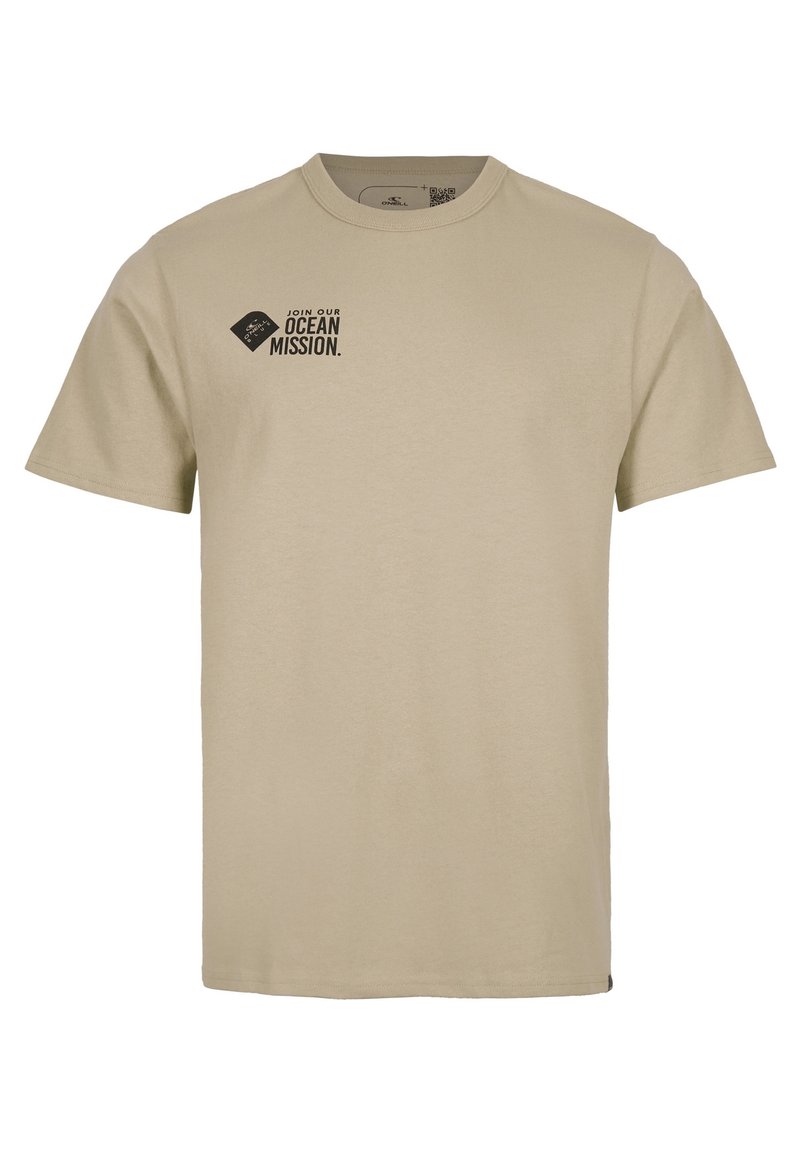 Camiseta de manga corta beige con el texto "ÚNETE A NUESTRA MISIÓN OCEÁNICA" y un pequeño logo negro en el lado izquierdo del pecho.