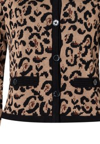Cardigan en imprimé léopard dans des tons de beige et noir, avec des boutons noirs, deux poches avant et un tissu tricoté texturé.