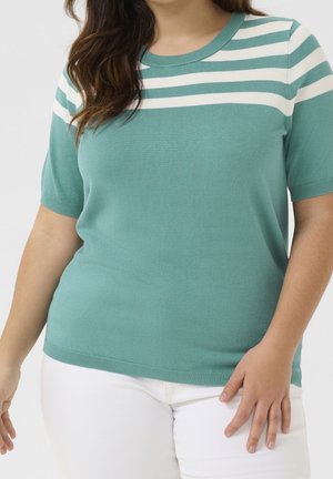 Hellblauer Kurzarmpullover mit weißen horizontalen Streifen über der Brust. Weiche Stricktextur und gerippter Ausschnitt sowie Saum.