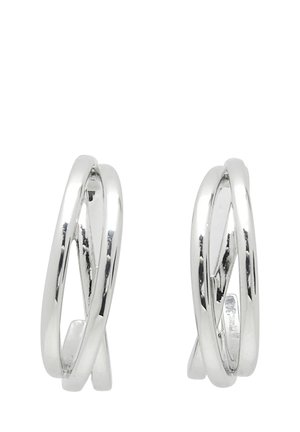 Coppia di orecchini a cerchio in argento intrecciati con superficie liscia e lucida e design sovrapposto su sfondo bianco.
