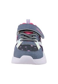 Sneaker grigio e viola con motivi a stella, dotato di lacci e una fascetta in Velcro, mostrato frontalmente su uno sfondo bianco.
