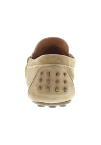 Beiger Wildleder-Loafer mit runder Zehenpartie, mit Stickereien auf dem Obermaterial und einer strukturierten Gummisohle, die runde Stollen für Halt bietet.