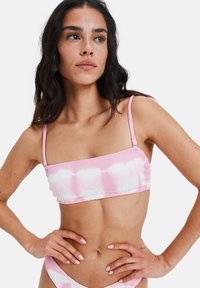 Różowy i biały biustonosz bikini w sploty, z cienkimi regulowanymi ramiączkami oraz kwadratowym dekoltem. Teksturowany materiał o dopasowanym kroju.