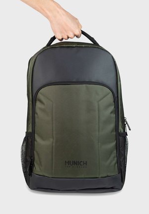 Grüner Nylon-Rucksack mit schwarzem Oberteil, ausgestattet mit einem Reißverschluss-Hauptfach, Netzseitentaschen und gepolstertem Griff. Logo auf der Vorderseite.