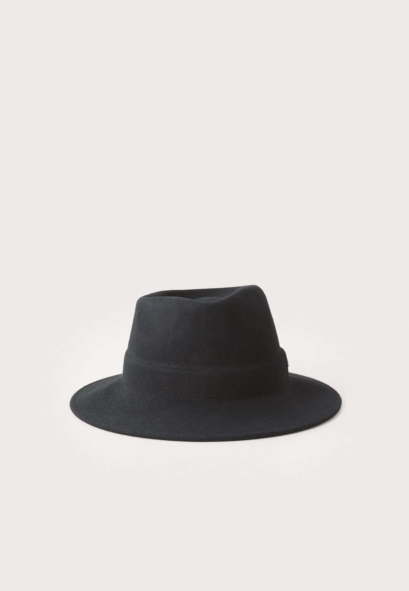 Mustlane laia äärega fedora müts, millel on kortsus kroon ja sellele sobiv must riba kroonialuses.