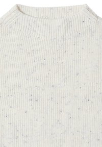 Tessuto lavorato a maglia color crema con delicati puntini blu e neri, dotato di un collo alto a coste.