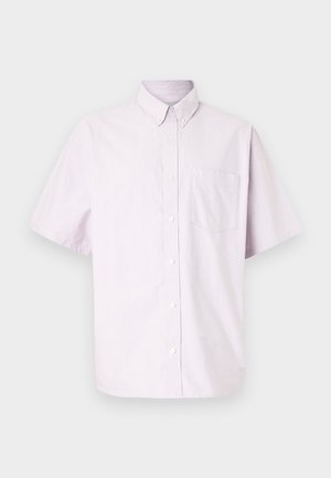 Korte mouwen overhemd met knopen in licht lavendel katoen, met een klassieke kraag en een zak op de linkerborst, met een gladde textuur.