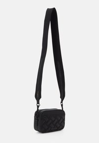 Borsa a tracolla in pelle intrecciata nera con chiusura a zip, forma rettangolare e ampia tracolla regolabile in tessuto con dettagli a contrasto.
