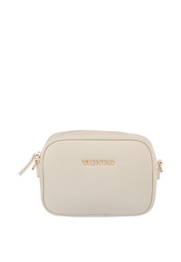 Piccola borsa cosmetica rettangolare in pelle beige con logo "Valentino" dorato e chiusura con cerniera su sfondo bianco.
