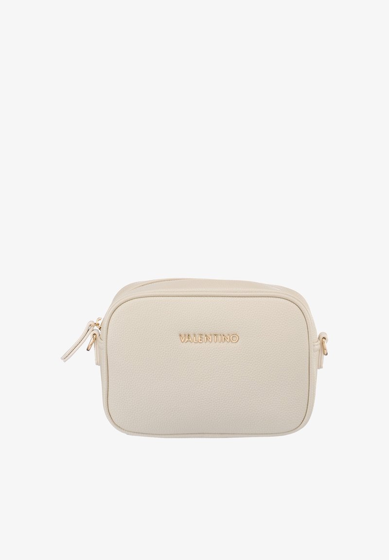 Piccola borsa cosmetica rettangolare in pelle beige con logo "Valentino" dorato e chiusura con cerniera su sfondo bianco.
