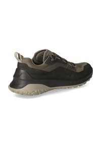 Sneaker vert foncé et noir avec un upper en tissu texturé, semelle en caoutchouc et système de laçage. Comprend un talon moulé et un design de semelle robuste.