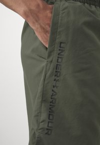 Under Armour TECH WOVEN WORDMARK - Pantaloncini sportivi - green/black