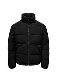 Chaqueta de abrigo negra con acolchado tipo puffer, cuello alto, cierre frontal, mangas largas y dos bolsillos frontales diagonales.