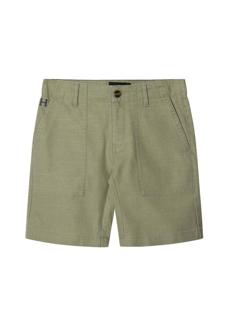 Pantaloni shorts verde oliva realizzati in tessuto testurizzato, con due tasche frontali, chiusura a bottone e un piccolo logo sulla coscia sinistra.