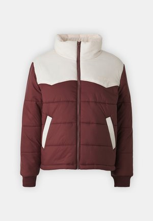 Bordeaux pufferjack met een crèmekleurig bovenstuk, hoge kraag, ritssluiting aan de voorkant en witte zijzakken. Gequilt textuur met ribgebreide manchetten.