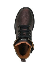 Lace-up enkelboot met een donkere metallic afwerking, zwarte veters, bruin interieur en een zijrits voor gemakkelijk aan- en uittrekken.