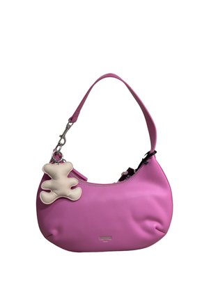 Borsa a tracolla in pelle rosa con una tracolla corta e un portachiavi beige a forma di orsacchiotto attaccato vicino alla cerniera.