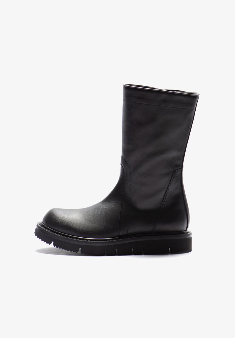 Schwarze Leder-Ankle-Boots mit runder Zehenpartie, glatter Textur und dicker Sohle. Verfügt über minimale Nähte und einen gerade geschnittenen Schaft.