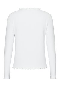 Biała, prążkowana bluzka z długim rękawem o dopasowanym kroju. Posiada falbaniasty dekolt i dół, gładką teksturę oraz brak dodatkowych wzorów czy akcentów.