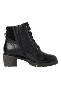 Bottine noire avec un cuir texturé et des accents en daim, présentant un bout rond, un laçage à l'avant, une fermeture éclair sur le côté et un talon bloc.