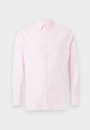 Jasnoróżowa koszula z długim rękawem, z kołnierzykiem na guziki, z przodu zapinana na guziki, z małym zielonym logo na piersi, wykonana z bawełnianej tkaniny.