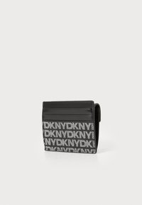 Portafoglio nero realizzato in tessuto texturizzato e pelle liscia, con un motivo a logo ripetuto, numerosi scomparti per carte e un design compatto.