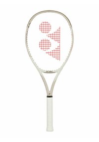 Yonex tennisracket met een witte frame, een ruitpatroon in rode snaren en een witte gestructureerde grip. Kenmerkt zich door een opvallend driehoekig logo.