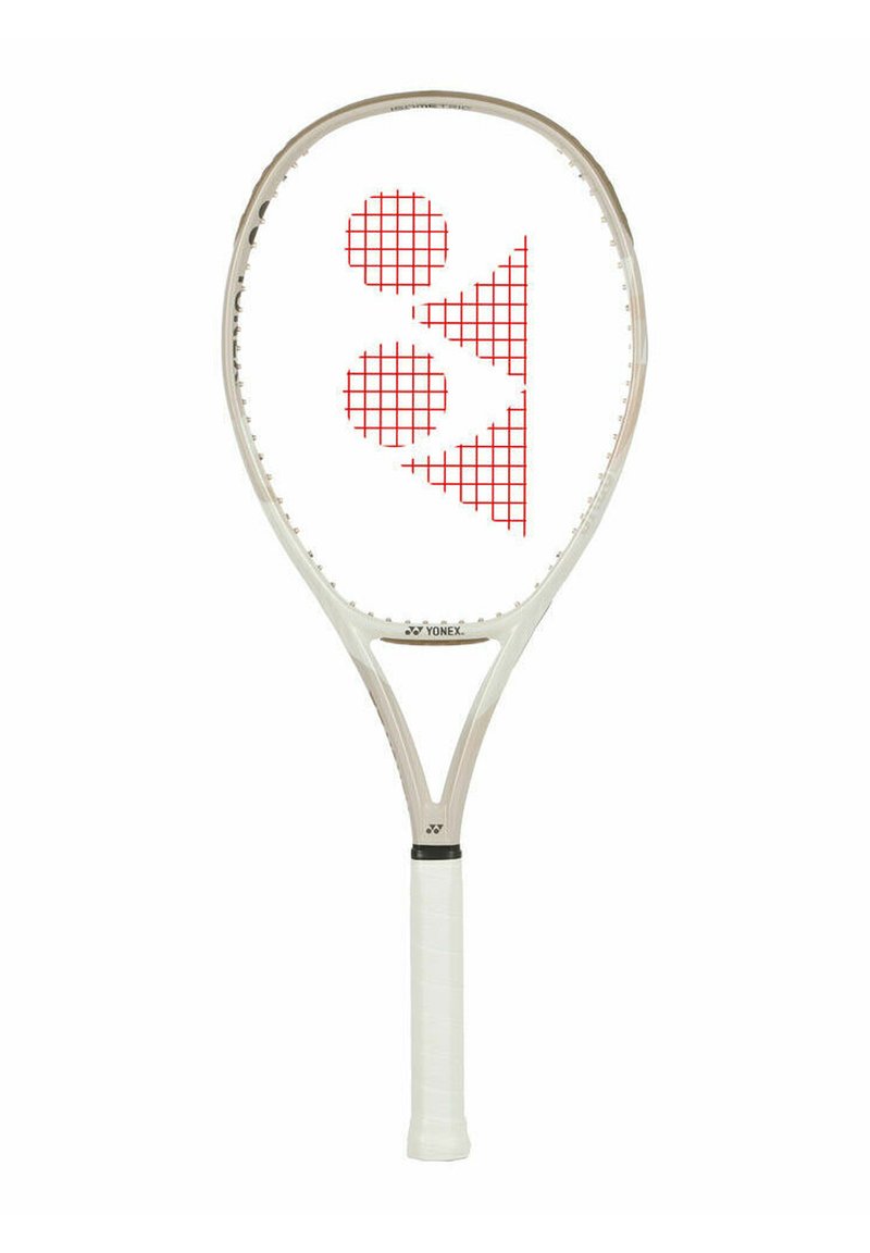 Yonex tennisracket met een witte frame, een ruitpatroon in rode snaren en een witte gestructureerde grip. Kenmerkt zich door een opvallend driehoekig logo.