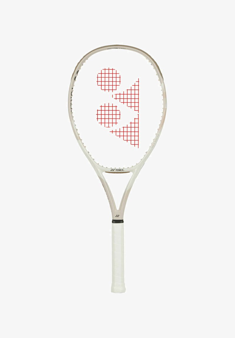 Yonex-Tennisracket mit einem weißen Rahmen, rot gestreiften Saiten im Rautenmuster und einem weißen strukturierten Griff. Verfügt über ein markantes dreieckiges Logo.