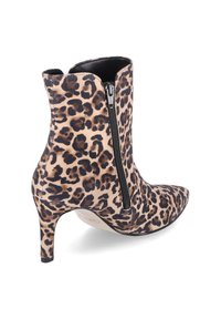 Botte femme à talon aiguille montant à la cheville avec motif léopard, fermeture éclair latérale, bout pointu et talon fin sur fond blanc.