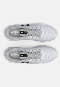 Baskets de sport gris clair avec une tige en mesh respirant, lacets gris texturés, col rembourré et logo noir contrastant sur le côté.
