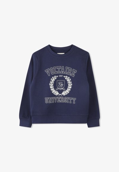 Marineblauwe sweatshirt met ronde halslijn, ribgebreide manchetten en zoom. Bevat een witte grafische print: "VOLTAIRE UNIVERSITEIT 1997" binnen een laurierontwerp.