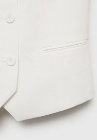 Gilet formel blanc avec boutons recouverts de tissu et une poche horizontale fendue sur le devant du vêtement.