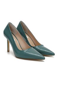 Türkise Lackleder-High Heels mit spitzen Zehen und einem schlanken goldenen Akzentabsatz. Glatte Textur und schlanke Silhouette.