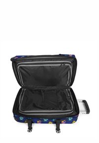 Maleta con ruedas de exterior floral azul. El interior cuenta con un forro negro, un compartimento con cremallera y almacenamiento de malla para una mejor organización.