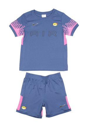 Blauw en roze Nike Air shirt met korte mouwen en shortset met zwarte Nike-logo's en gele zeshoekige patches aan de voorkant.