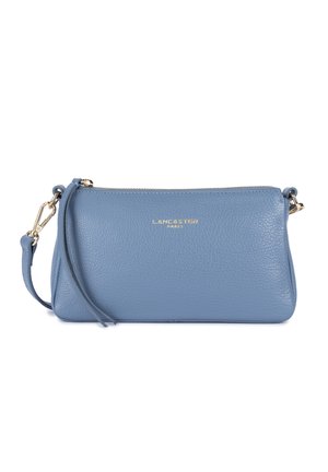Borsa a pocchetta blue in pelle con superficie texturizzata, dettaglio logo dorato, chiusura con zip e tracolla rimovibile. Design compatto e rettangolare.