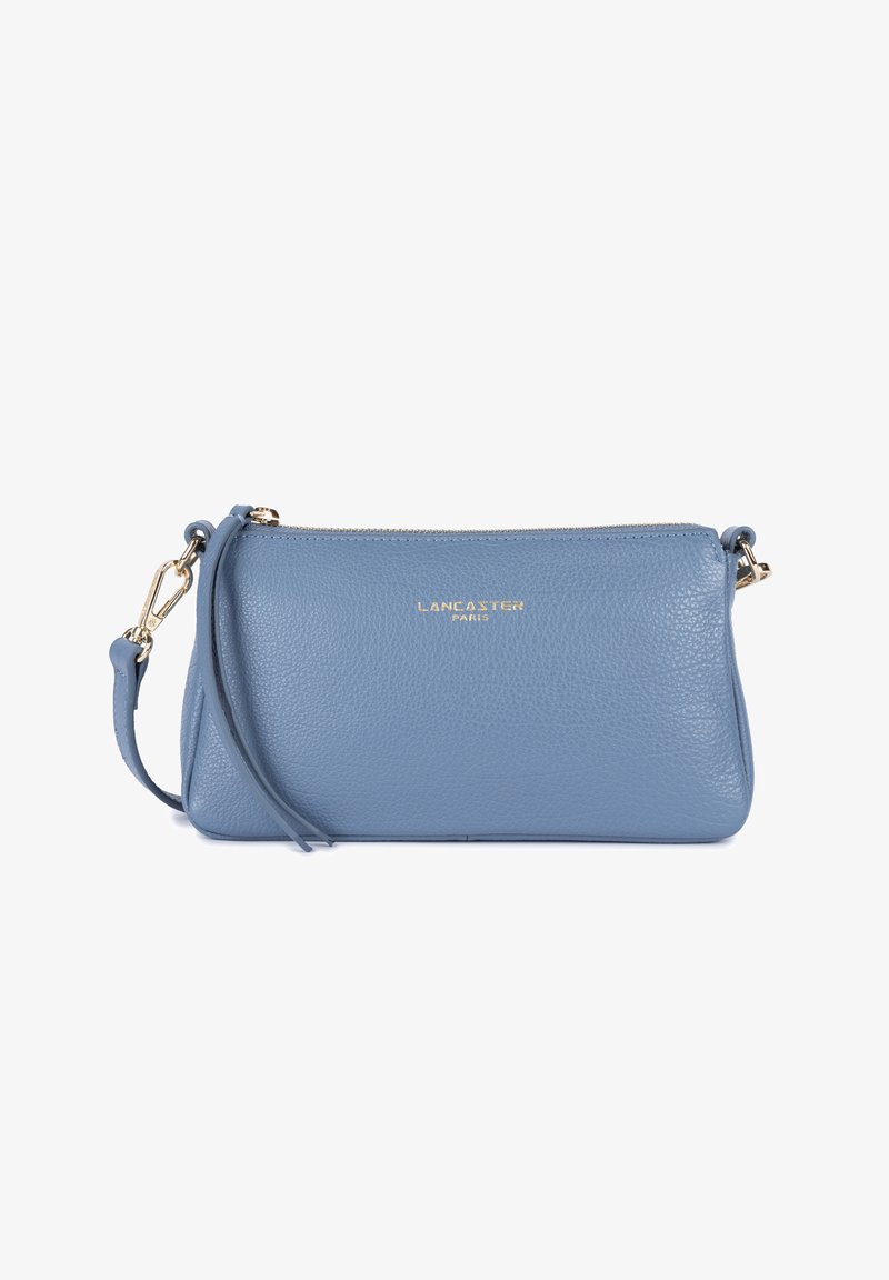 Borsa a pocchetta blue in pelle con superficie texturizzata, dettaglio logo dorato, chiusura con zip e tracolla rimovibile. Design compatto e rettangolare.