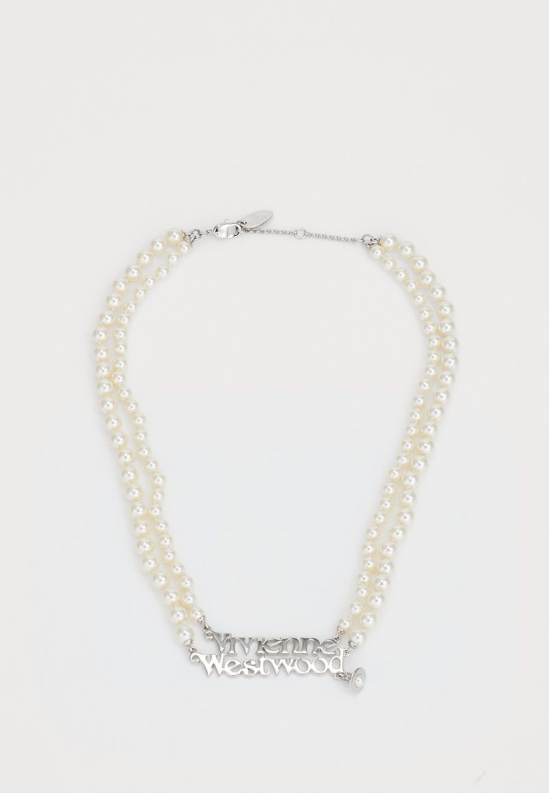 Colar de duas camadas com pérolas brancas redondas e um charm de logótipo "Vivienne Westwood" em prata, com fecho metálico e corrente ajustável.