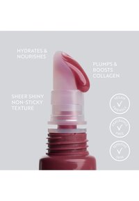 Burgunderfarget leppeprodukt med klar tube og myk applikatortupp, viser en skinnende, ikke-klebende tekstur. Vegansk og fri for duft.